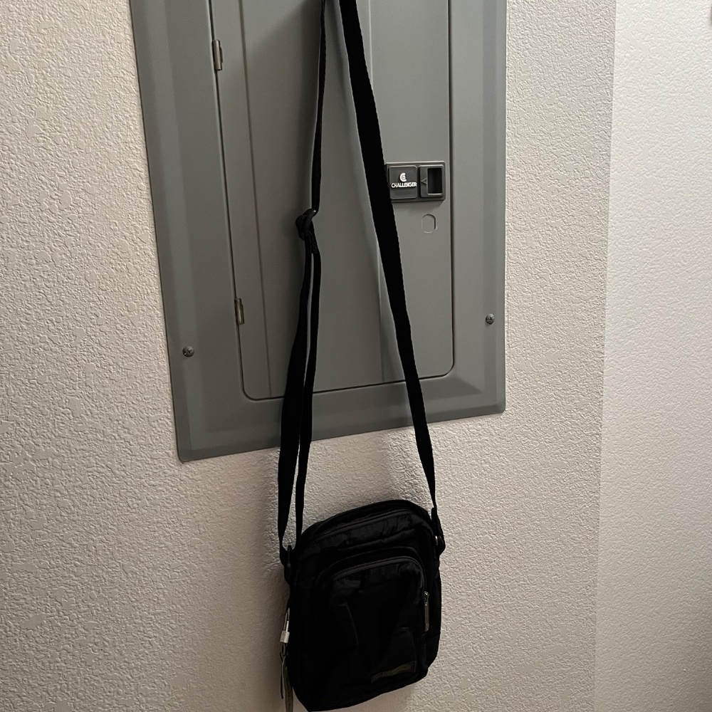 NWT Lesportsac travel pouch with adjustable shoulder strap - Picture 5 of 6